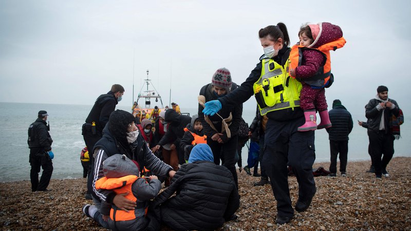 Fotografija: Število ljudi, ki prek Rokavskega preliva vstopajo v Združeno kraljstvo, se je od lanskega leta potrojilo. Med njimi je tudi veliko otrok. Foto: Ben Stansall/Afp
