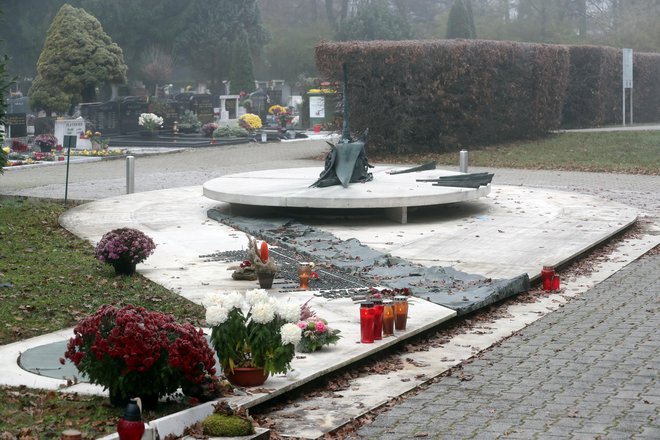 Skupna grobnica in spomenik žrtvam nesreče na ljubljanskih Žalah FOTO: Dejan Javornik
