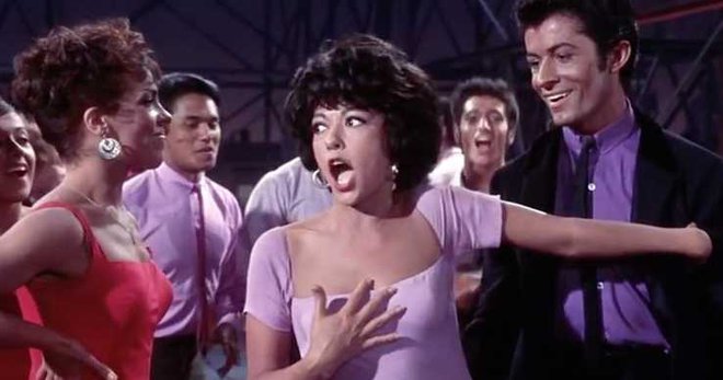 Z oskarjem sta bila leta 1961 nagrajena oba igralca v stranskih vlogah, ki sta jima dala glas in stas Rita Moreno (Anita) in George Chakiris (Bernardo). FOTO: promocijsko gradivo
