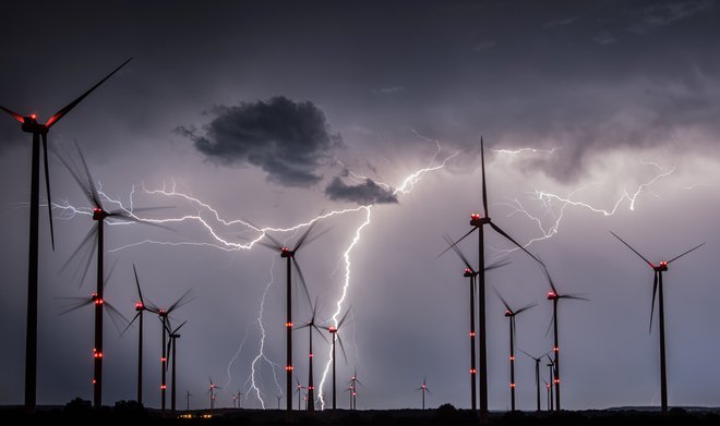 Strele nad poljem vetrnih elektrarn v Sieversdorfu, vzhod Nemčije FOTO: Patrick Pleul/DPA/AFP

