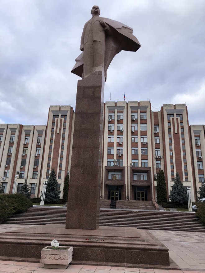 Visok Leninov spomenik pred parlamentom Pridnestrske republike. FOTO: Aljaž Vrabec
