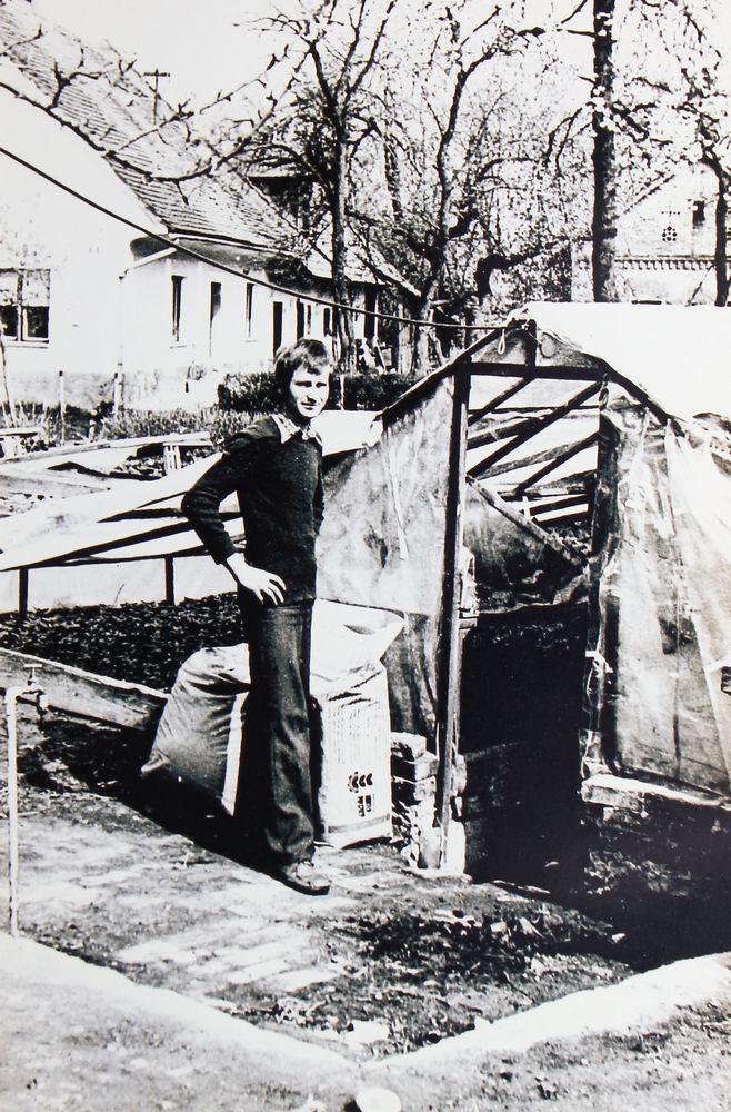 Mladi Miroslav Kurbus pred svojim prvim rastlinjakom iz letev in polivinila v sedemdesetih letih. FOTO: Arhiv Delo
