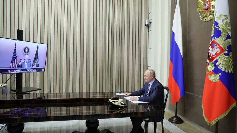 Fotografija: Ruski predsednik Vladimir Putin med torkovim videopogovorom z ameriškim kolegom Joejem Bidnom. Foto Sputnik Via Reuters
