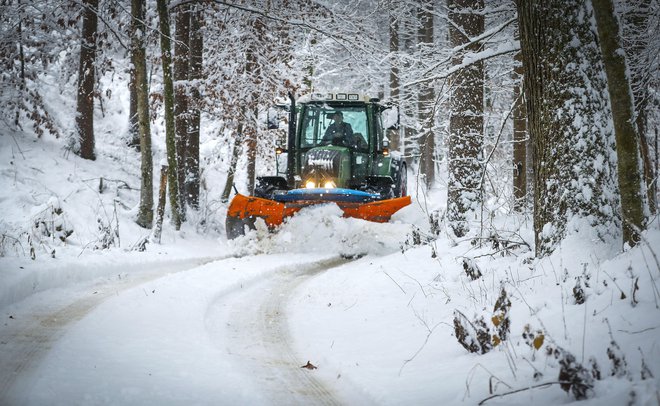 Zaradi snega so se pojavljale okvare električnega omrežja, 9. decembra 2021. FOTO: Matej Družnik/Delo
