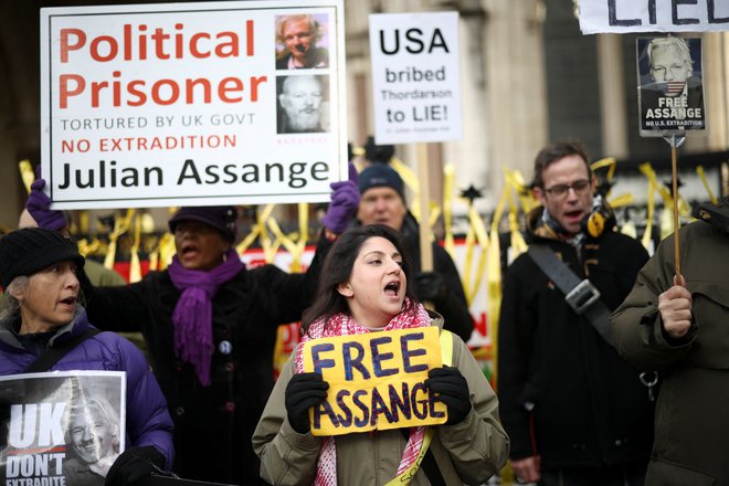 Podporniki Juliana Assangea FOTO: Henry Nicholls/Reuters
