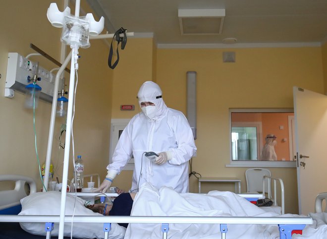 Zdravljenje bolnikov s koronavirusom v bližini Volgograda. FOTO: Kirill Braga/Reuters
