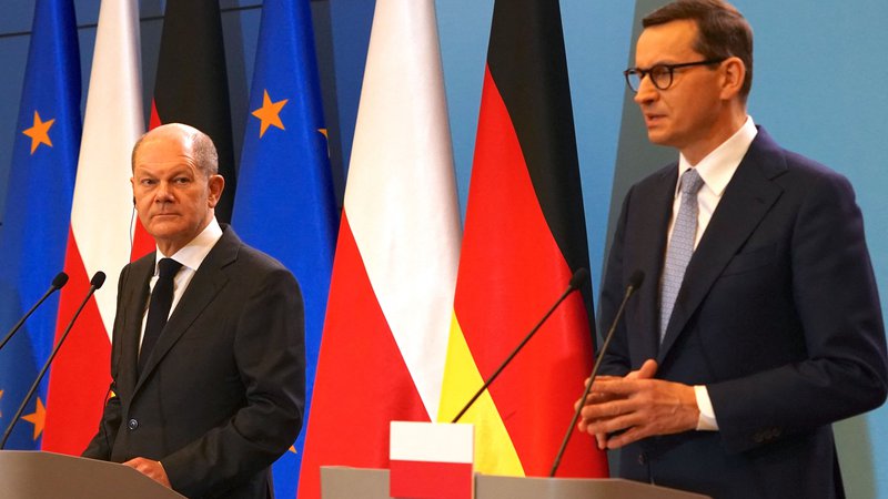 Fotografija: Nemški kancler Olaf Scholz in poljski premier Mateusz Morawiecki sta velik del pogovorov namenila zaostrenim razmeram na vzhodu Evrope. FOTO: Janek Skarzynski/AFP
