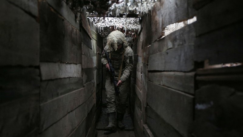 Fotografija: Ukrajinski vojak v rovu na bojni črti s separatisti v doneški regiji. FOTO: Anatolij Stepanov/AFP
