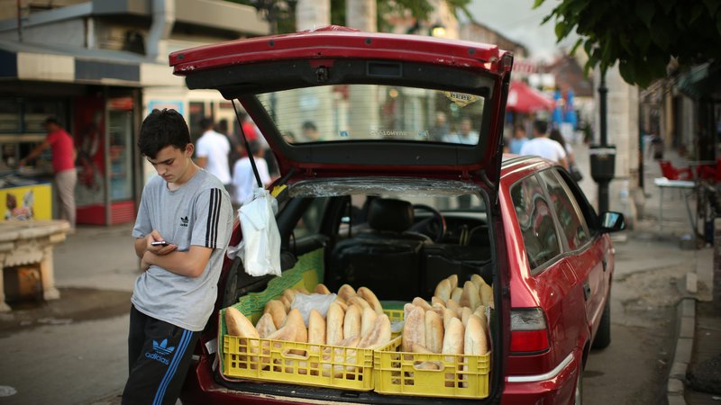 Fotografija: Prodajalec kruha na ulici v Skopju v času pred pandemijo. FOTO: Jure Eržen/Delo
