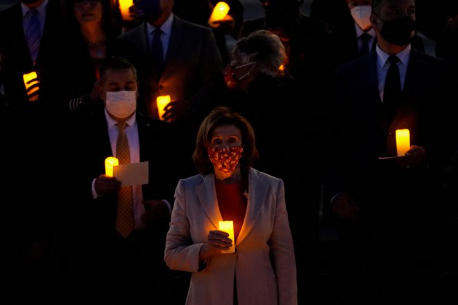 Med žalujočimi je bila tudi predsednica predstavniškega doma Nancy Pelosi. FOTO: Elizabeth Frantz/Reuters
