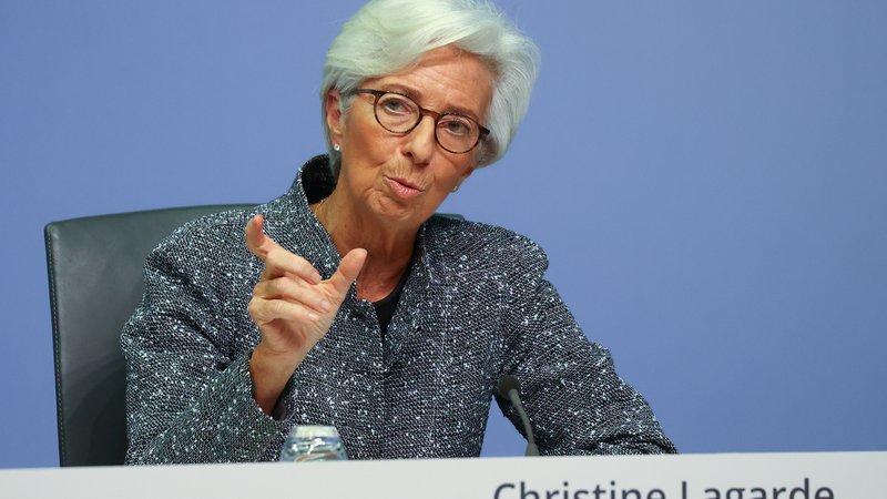 Fotografija: Predsednica ECB Christine Lagarde bo danes pojasnila, kako se bo evrska denarna oblast spopadla z inflacijo. FOTO: Kai Pfaffenbach/Reuters
