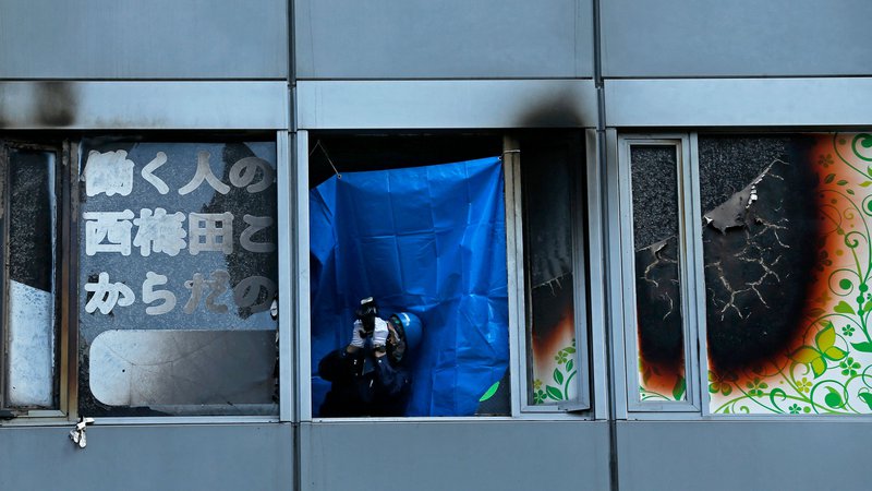 Fotografija: Za ogenj je menda odgovoren moški, ki je na kliniko prinesel vrečko, iz katere je iztekla vnetljiva tekočina in se zatem vžgala. FOTO: Buddhika Weerasinghe/AFP
