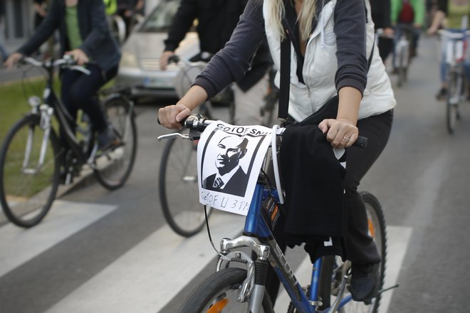 Protestniki s kolesarjenjem v središču mesta izkazujejo nestrinjanje z aktualno vladno politiko. FOTO: Jure Eržen/Delo
