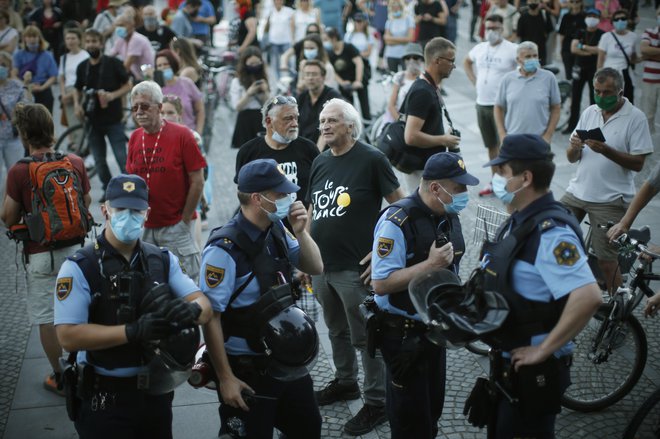 Policija s petkovimi protestniki ni imela velikih težav. FOTO: Jure Eržen/Delo
