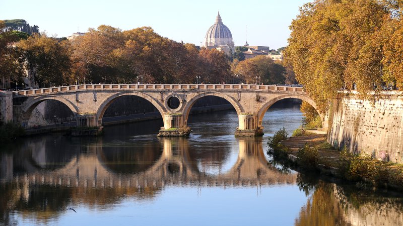 Fotografija: Sikstov most v Rimu in kupola bazilike sv. Petra v Vatikanu FOTO: Milan Ilić
