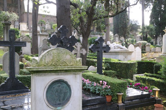 Na rimskem nekatoliškem pokopališču so pokopani številni protestanti, pripadniki anglikanske vere, pravoslavci, prostozidarji, komunisti, anarhisti, ateisti ... FOTO: Milan Ilić
