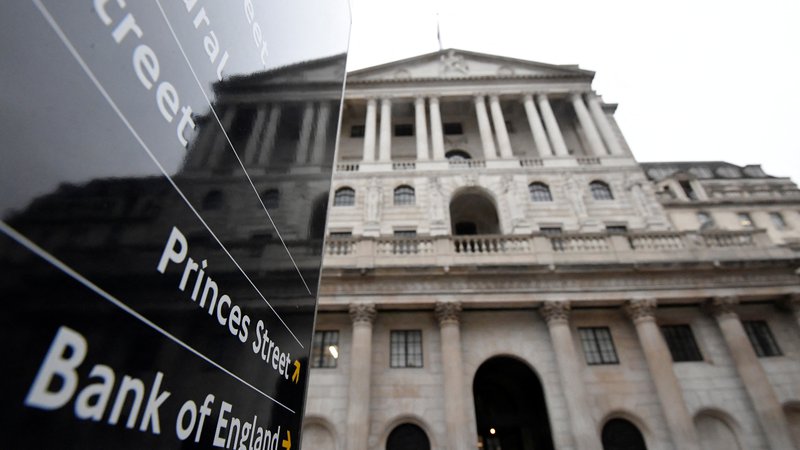 Fotografija: Bank of England je bila prva med centralnimi bankami razvitih držav, ki je po letih izjemno nizkih obrestnih mer te dvignila. FOTO: Toby Melville/Reuters
