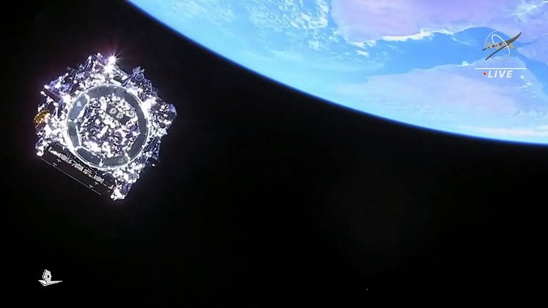 Fotografija: Do končne orbite L2 bo potoval slab mesec. FOTO: Nasa/AFP
