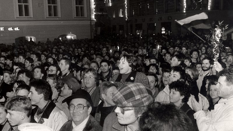 Fotografija: Slavje po plebiscitu pred 31 leti. FOTO: Joco Žnidaršič/Delo
