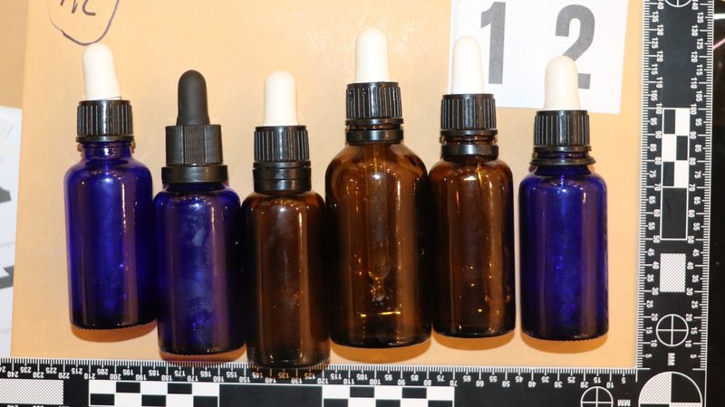 Fotografija: Kriminalisti so pri osumljencih našli več stekleničk z GBL kapljicami, ki so jih zlorabljali tudi sami in nekateri med njimi so zaradi tega letos potrebovali nujno medicinsko pomoč. FOTO: PU Maribor
