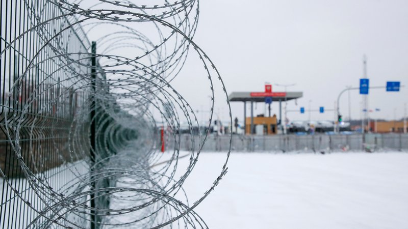 Fotografija: Rezilna žica na meji – to je realnost Evropske unije. FOTO: Maksim Šemetov/Reuters
