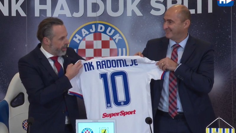 Fotografija: Po sklenitivi pogodbe o sodelovanju med moštvoma Hajduk in Radomlje je predsednik slovenskega prvoligaša Matjaž Marinšek (desno) že povlekel prve kadrovske poteze. FOTO: Facebook NK Radomlje
