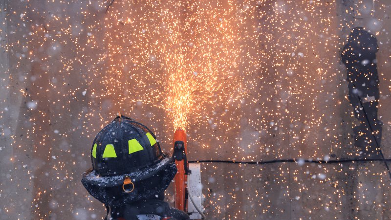Fotografija: Močno sneženje v Koloradu pomaga gasiti požare. Ponekod v državi pričakujejo 30 centimetrov snega. FOTO: Kevin Mohatt/Reuters
