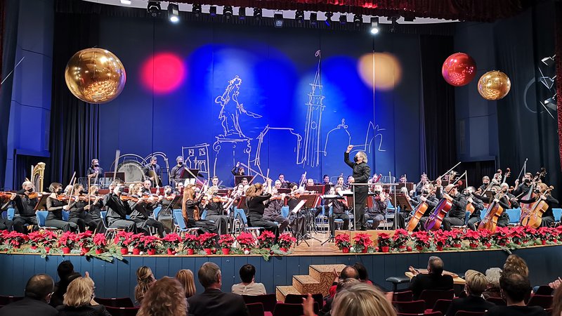 Fotografija: Novoletni koncert Slovenske filharmonije v Avditoriju Portorož, z dirigentom Georgeom Pehlivanianom. FOTO: Boris Šuligoj
