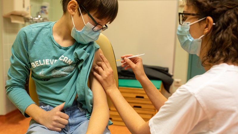 Fotografija: Otroci cepljenje dobro prenašajo, ugotavljajo pediatri. FOTO: Voranc Vogel/Delo
