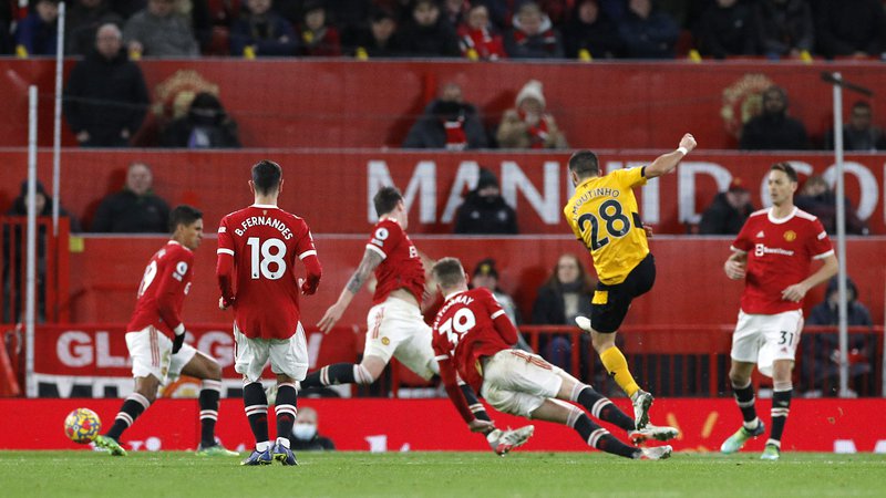 Fotografija: Joao Moutinho (v rumeni opravi) je v 82. minuti spravil na kolena obrambo Manchester Uniteda. FOTO: Phil Noble/Reuters

