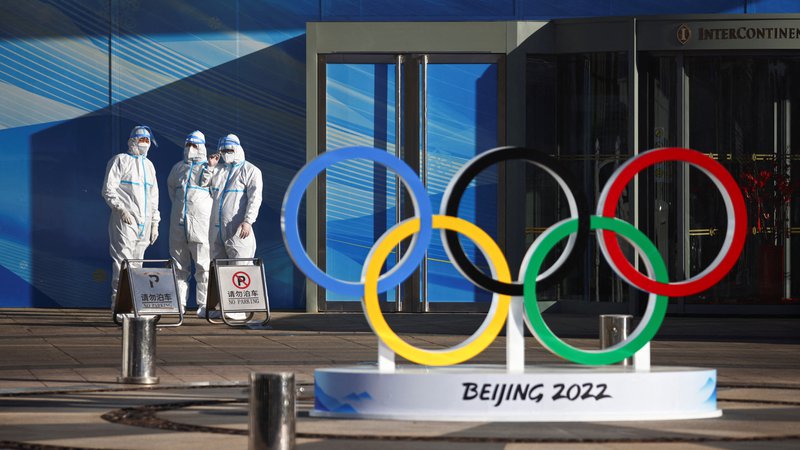 Fotografija: Drakonski ukrepi kitajskih oblasti čakajo tudi udeležence olimpijskih iger, ki se bodo začele 4. februarja. FOTO: Thomas Peter/Reuters
