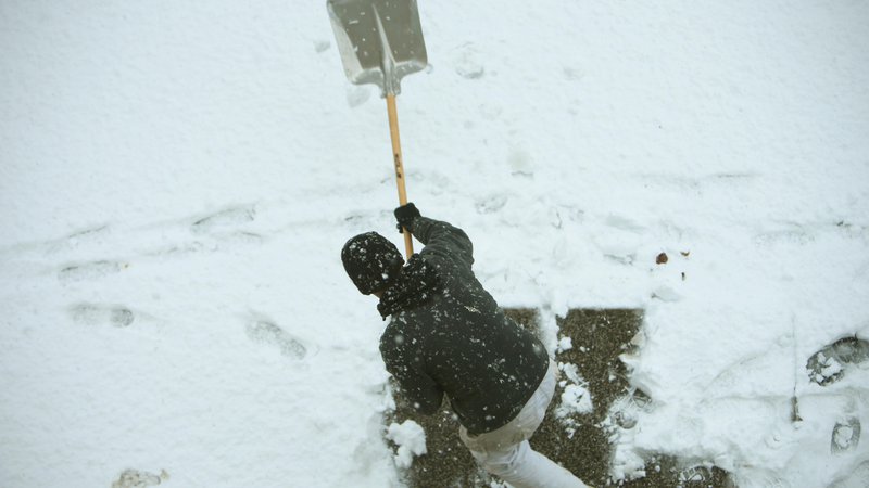 Fotografija: Moškemu je postalo slabo med kidanjem snega pred hišo. Fotografija je simbolična. FOTO: Jure Eržen/Delo
