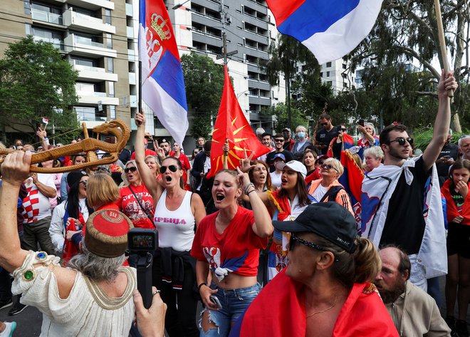 Srbska skupnost v Avstraliji javno izraža podporo Novaku Đokoviću. FOTO: Loren Elliott/Reuters
