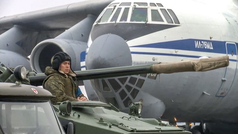 Fotografija: This handout picture taken and released by the Russian Defence Ministry on January 9, 2021 shows a Russian combat vehicle driver waiting at an airfield after a military cargo plane landing in Almaty, Kazakhstan. - More than 5,000 people have been arrested in Kazakhstan over the riots that have shaken Central Asia's largest country in the last week, Kazakh authorities were quoted as saying January 9, 2022. In total, 5,135 people have been detained for questioning as part of 125 separate investigations into the unrest, according to the interior ministry quoted by local media. (Photo by Handout/Russian Defence Ministry/AFP)/RESTRICTED TO EDITORIAL USE - MANDATORY CREDIT "AFP PHOTO/Russian Defence Ministry " - NO MARKETING - NO ADVERTISING CAMPAIGNS - DISTRIBUTED AS A SERVICE TO CLIENTS Foto Handout Afp
