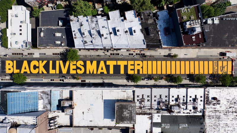 Fotografija: Julija 2013 je po oprostitvi Georgea Zimmermana, ki so mu sodili, ker je ustrelil neoboroženega komaj sedemnajstletnega Trayvona Martina, z uporabo ključnika #BlackLivesMatter na družbenih omrežjih vzniknilo istoimensko gibanje za pravice temnopoltih. FOTO: Shutterstock
