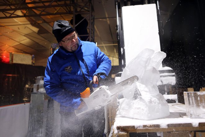 Miro Rismondo bo ob 30. obletnici prireditve v Črni iz ledu ustvaril okoli deset skulptur. Na ogled bodo zadnje januarske dni v centru Črne. FOTO: Uroš Hocevar
