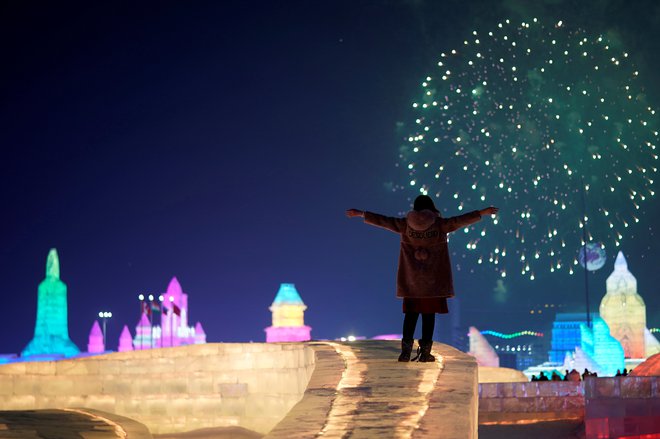 Kitajsko mesto Harbin, ki slovi po festivalu ledenih skulptur, je podpisalo dogovor o sodelovanju na področju turizma, kulture in športa z občino Črna. Za zdaj ga ovira le epidemija. Foto Aly Song/Reuters
