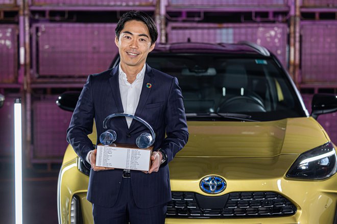 Predsednik družbe Toyota Adria Kensuke Cučija z zmagovalnim pokalom za toyoto yaris cross FOTO: Uroš Modlic
