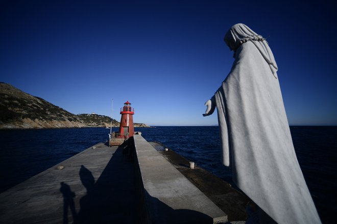 Pogled na spomenik, ki so ga postavili na otoku Giglio, nedaleč od rta Gabbianar, kjer je nasedla nesrečna potniška ladja. FOTO: Filippo Monteforte/AFP
