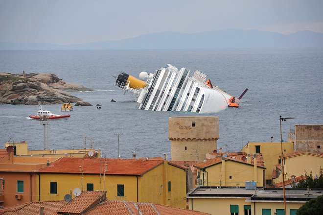 Tri dni po nesreči je bilo takole videti razbitine Concordie pred otokom Giglio. FOTO: AFP
