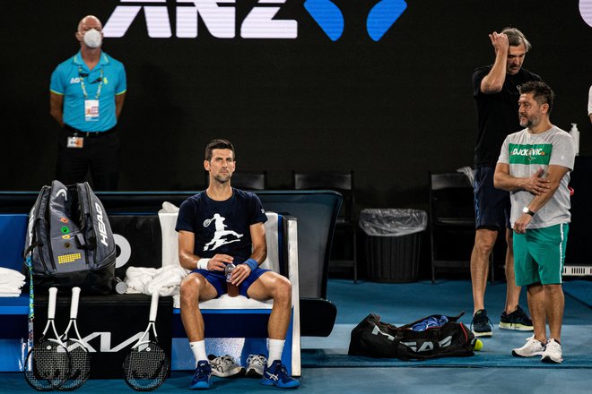 Pred Novakom Đokovićem so stresne ure in dnevi. FOTO: Stringer/Reuters
