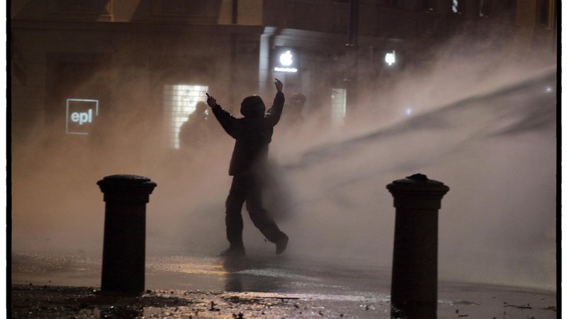 Fotografija: V Italiji so morali proti protestnikom uporabiti vodni top. FOTO: Tone Stojko
