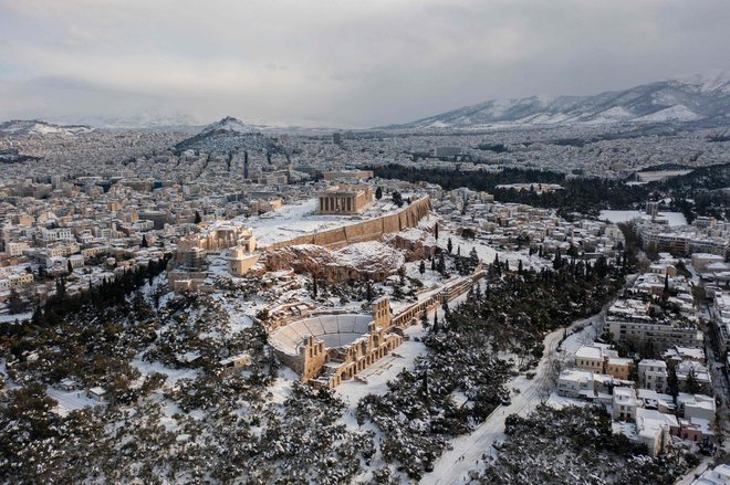 Zasnežene Atene. FOTO: Aris Messinis/AFP
