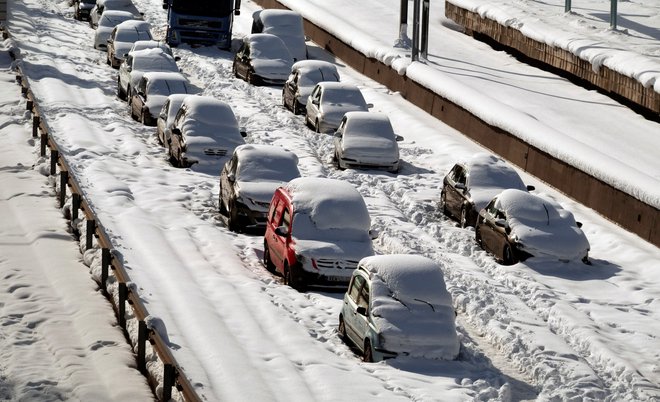 Okoli 1200 avtomobilov je obtičalo v snegu. FOTO: Vasilis Triandafilu/Reuters
