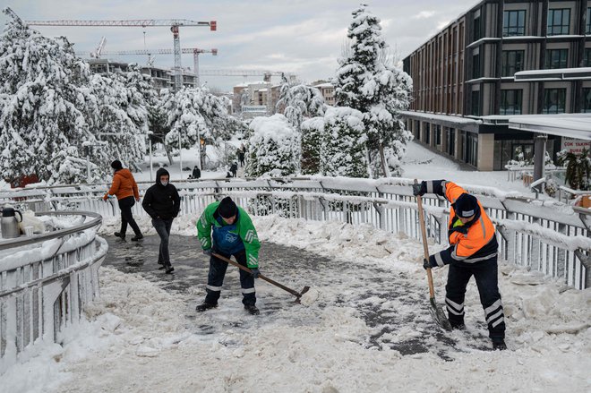 Delavci v Istanbulu v  boju s snegom. FOTO: Yasin Akgul/AFP

