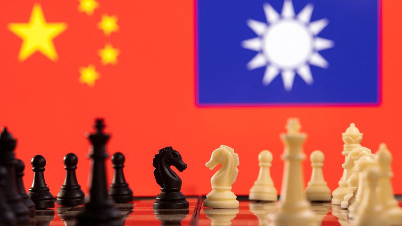 Fotografija: Poseganje v odnose med Kitajsko in Tajvanom je za demokratične države mikavno, a se pogosto izkaže kot prezahteven izziv za male in mlade diplomacije. Foto: REUTERS/Dado Ruvic/Illustration
