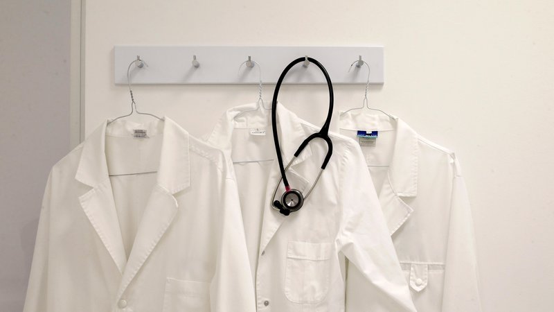 Fotografija: Fides zahteva tudi izstop zdravnikov iz enotnega plačnega sistema. FOTO: Matej Družnik/Delo
