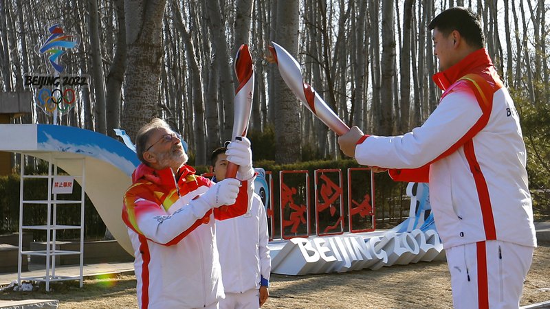 Fotografija: Med nosilci olimpijske plamenice sta bila grški veleposlanik na kitajskem Georgios Iliopoulos in predsednik Košarkarske zveze Kitajske ter ambasador zimskih športov Yao Ming. FOTO: Yew Lun Tian/Reuters
