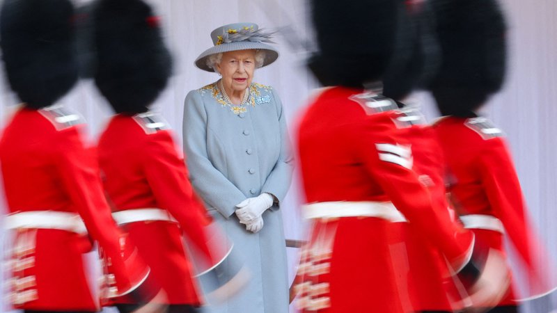 Fotografija: Čeprav med nalogami kraljice in predsednika vlade v resnici ni veliko skupnega in jih je zato morda nekoliko krivično primerjati, sta njuni funkciji del istega ustavnega reda. Foto: Chris Jackson/AFP
