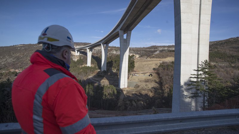 Fotografija: Trasa, kjer bo potekal viadukt drugega tira Gabrovica pod cestnim viaduktom Črni Kal Foto Leon Vidic
